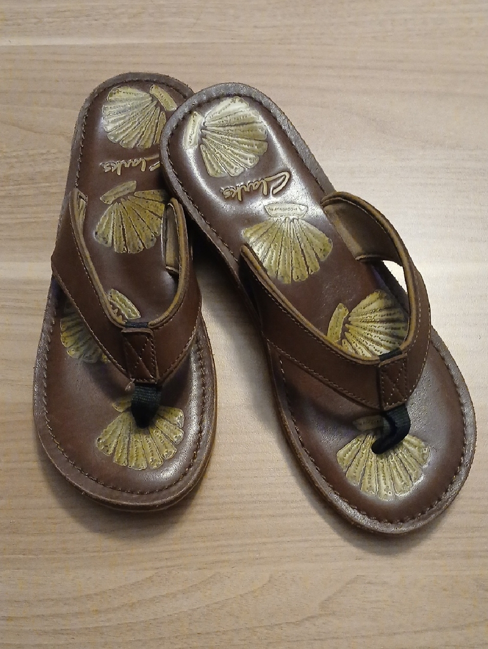 Clarks Brown Leather Flip Flops With Gold Shell Motif Insole in Size 9M